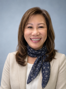 第一副總裁兼存款營運部經理 Charlene Ho